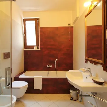 Palazzo Rustici Charme & Garden B&B 라킬라