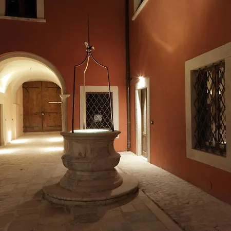 Alojamento de Acomodação e Pequeno-almoço Palazzo Rustici Residenza D'Epoca & Garden Spa LʼAquila